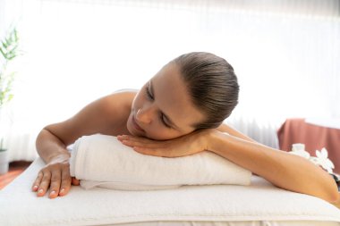 Kafkasyalı kadın müşteri stres önleyici spa masajının keyfini çıkarıyor ve lüks otel ya da oteldeki gündüz açık ortam güzellik salonunda güzellik teniyle eğleniyor. Sessiz.