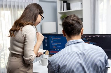 İki ekran ekranında yaratıcı web sitesi planlama yazılımını tartışan yetenekli geliştiriciler programı arka görüş konseptiyle ofiste tasarımı analiz eden tam yığın veri. Varsayım.