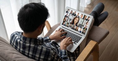 İş dünyasından iş adamlarının modern sanal grup toplantısı için video konferansındaki iş adamları