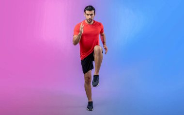 Vücut uzunluğunun tamamı atletik ve sportif genç erkek fitness 'in izole edilmiş arka planda kardiyo egzersizi duruşunu gösteriyor. Sağlıklı aktif ve vücut bakımı yaşam tarzı.