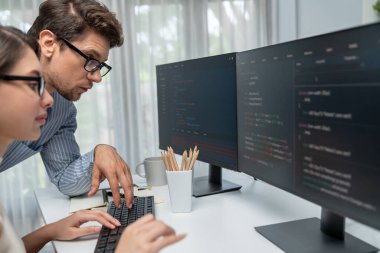 Takım becerisi geliştiricileri programı en yeni kodlama yaratıcı web sitesi planlama yazılım projesini iki bilgisayar ekranında düşünerek, ofiste tam yığın veri analizi ile karşılaştırıldığında. Varsayım.
