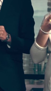 Başarılı iş adamları balo salonunda takım arkadaşlarıyla şarap ve şampanya içerek yeni ürünleri piyasaya sürme projesini kutluyorlar. Kurumsal iş ve insan ağ kurma kavramı.