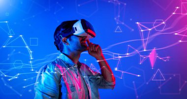 Zeki beyaz adam neon ışıkta dururken VR gözlük takıyor. Teknoloji yeniliklerini kullanarak görsel gerçeklik gözlüğünü kullanarak metaevren ya da görsel dünya programını bağlayabiliyor. Sapma.