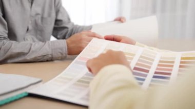 Yavaş çekim kapanış mimarı ve iç mimar. İç mekan tasarımı için tekstil malzemesi ve renk paletinden sunum yapıyor. Müşteri denetimi ve denetimine dayalı. Değiştirilmiş