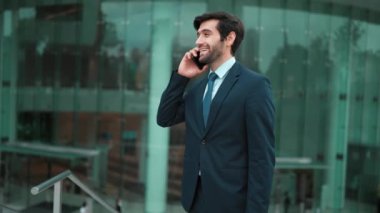 Kafkasyalı yetenekli bir proje yöneticisi. Bulanık geçmişiyle şehirde yürürken telefonla konuşuyor. Akıllı telefon kullanan yetenekli bir işadamı bulanık geçmişi olan bir proje yöneticisiyle konuşuyor. Sevinçli..