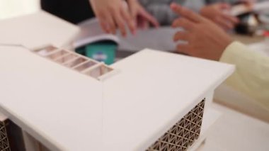 İç mekan tasarımı için tekstil malzemesi ve renk paletini sunan el yapımı mimar ve iç mimar müşteri denetimi ve denetimine dayalı iç mimar. Değiştirilmiş