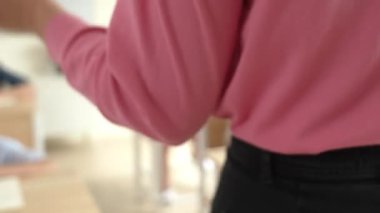 Kafkasya öğretmeninin arka görünüşü farklı öğrencilere karatahta başında durmayı öğretiyor. Profesyonel eğitmen, öğrenciyken sınıf çalışmalarını açıkla ve dikkatlice dinle. Eğitim konsepti. Pedagoji.