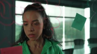 Genç İspanyol çalışanlar renkli yapışkan notlar yazıyorlar. Akıllı iş kadını pazarlama fikrini, beyin fırtınası stratejisini, iş planını paylaşıyor. Proje yöneticisi zihin haritası çiziyor. - Yakın çekim. Yönlendirici.