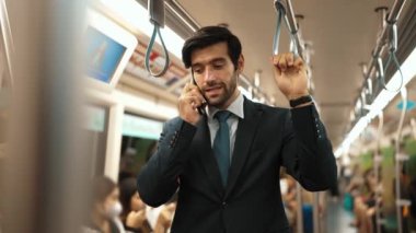 Kafkasyalı profesyonel proje yöneticisi trende bulanık bir geçmişle beklerken saate bakıyor. Profesyonel bir iş adamı, etrafı insanlarla çevrili bir yatırımcı için yöneticiyi arıyor. Sevinçli..