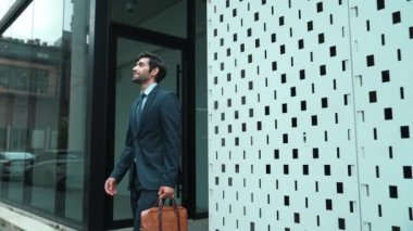 Terfiyi kutlamak ya da sokakta yürürken iyi haberler almak için yürüyen ve dans eden yetenekli bir iş adamı. Yetenekli proje yöneticisi ya da lider aşırı sevinç duygularını ifade ediyor. Sevinçli.