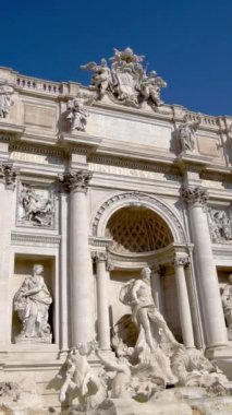 Trevi Çeşmesi, İtalya 'nın Trevi bölgesinde bulunan bir çeşmedir. Roma 'nın en büyük barok çeşmesidir ve Roma' yı ziyaret eden turistleri cezbeden en ünlü çeşmelerden biridir..