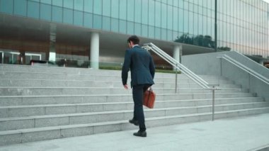 Başarılı bir iş adamı merdivenlerde yürürken satışların artmasını kutluyor. Proje yöneticisi veya lider başarılı bir projeyle, terfi almakla, iş bulmakla gurur duyuyor. Aşırı sevinç ve mutluluk. Sevinçli..