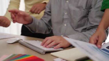 Grafik tasarımı için beyin fırtınası yapan ve renk seçimi yapan tasarımcı ekibinin yavaş çekim çekimi veya tasarım bürosunda krom danışmanlığı için danışmanlık isteyen bir müşteri. Değiştirilmiş
