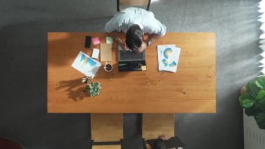 Kafkas iş adamlarının fikir ve yazı raporlarını paylaştığı en üst düzey hava görüşü. Profesyonel çeşitlilikteki insanlar birlikte çalışıyor ve pazarlama planını grafikle buluşturuyorlar. Cemaat.