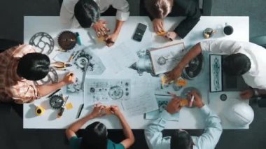 Akıllı mühendis ekibinin günlük giysiler içinde metal teçhizatlı, hesap makineli, yapışkan notlu türbin motor yapısından bahsetmesi zaman kaybı. Bir grup teknisyen toplantıda not alıyor. Hizalama.