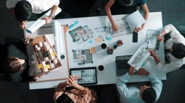 Proje planıyla masaya otururken bir grup farklı takım planlama stratejisi. Zeki iş adamlarının beyin fırtınası ve ev yapımı için birlikte çalıştıklarının en üst düzey görüntüsü. Hizalama.