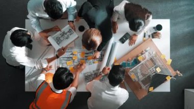 Yetenekli mühendis takımının ev modelini ölçerken konuştuğu tepeden tırnağa görüntü. Birlikte çalışan ve mühendislik inşaatı için plan yapan bir grup akıllı iç mimar. Hizalama.