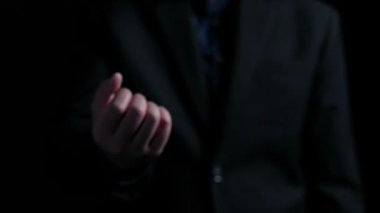 İş adamı, sürdürülebilir büyümeyi destekleyen yeşil stratejiler uyguluyor. Daha sağlıklı bir gezegen için sürdürülebilir, yeşil yeniliklerle işletmelerin nasıl yol açtığını keşfedin. Kullanıcı Kimliği