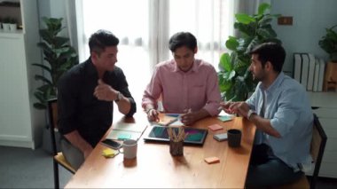 İş adamının toplantıda tabletten finansal grafiğe bakması ve analiz etmesi. Bir grup insan yapışkan notlar kullanarak bir not alırken beyin fırtınası ve planlama stratejisi yapıyor. Cemaat.