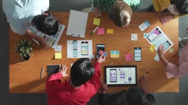 Akıllı yazılım geliştiricisinin yazılım geliştirme planlama üst görünümü. Cep telefonu arayüzü ya da dijital yaratıcı tasarım için Ux UI tasarımı ve beyin fırtınası yapan yetenekli bir programcı takımı. Cemaat.