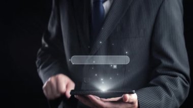 İş adamı, stratejik kararlar için değerli verileri çıkartarak arama motoru araştırması yapıyor. Kapsamlı araştırma ve SEO veri analizi için arama motorları kullanılıyor. Kullanıcı Kimliği