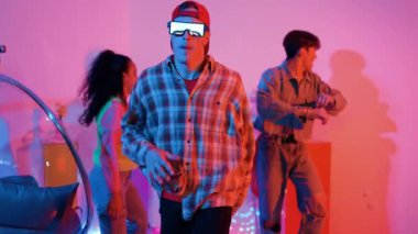 Profesyonel break dansçı neon ışıkla sokak dansı yapar ve pratik yapar. Kafkasyalı adam enerjik hareketler sergilerken mutlu bir takım hip hop müziğine geçiyor. Mutluluk.