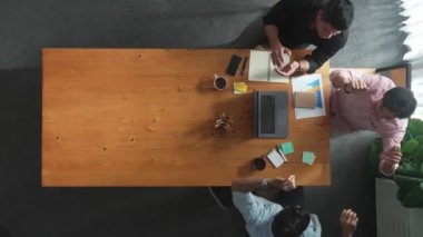 Başarılı bir projeyi kutlamak ya da satışları artırmak için dizüstü bilgisayara bakıp bir yandan beşlik çakarken bir yandan da bardak tokuşturan iş adamlarının en iyi görüntüsü. Birleşmeyi, takım çalışmasını, birlikteliği temsil etti. Cemaat.