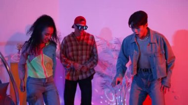 Çekici dansçı hip hop müzik eşliğinde çeşitli arkadaşlarıyla dans ediyor ve performansını destekliyor. Stüdyoda neon ışıklı şık kıyafetler giyen profesyonel çok kültürlü insanlar. Mutluluk.