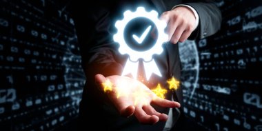 İş adamı ürün sertifikasını güvence altına alıyor ve önemli bir başarıyı simgeliyor. Ürün sertifikasını geçirerek kaliteye ve güvenilirliğe olan bağlılığını gösteriyor. EIDE