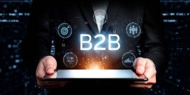İş adamı B2B peyzajında geziniyor, iş-iş bağlantılarını geliştirmek için kullanım teknolojisi kullanıyor. B2B etkileşimlerini yeniden şekillendirir, iş-iş stratejilerinde yenilikleri teşvik eder. FaaS