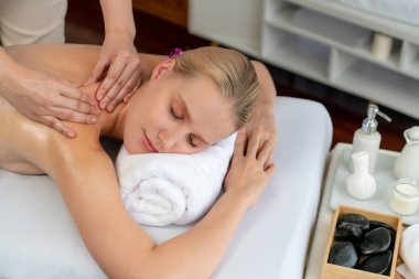 Kafkasyalı kadın müşteri stres önleyici spa masajının keyfini çıkarıyor ve lüks otel ya da oteldeki gündüz açık ortam güzellik salonunda güzellik teniyle eğleniyor. Sessiz.