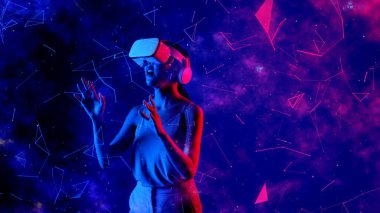 Heyecanlı gülümseyen Asyalı kadın VR metaevrenine bakıp mavi neon dijital evreni işaret ederek yıldızlı zodyak sanal uzay fantastik keşif nebulası meta-dünya. Halüsinasyon.