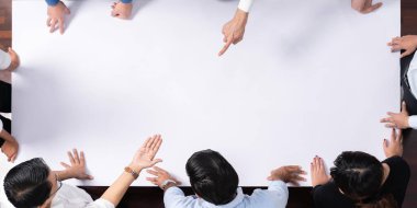 Ofis çalışanı ve iş adamlarının panorama afişi müşteri tasarımı için düzenlenebilir boş bir arkaplana işaret ediyor. İş hayatı ve telif hakları. Tedbirli.