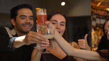 Grup arkadaşları martini, margarita ve paloma ile kadeh kaldırıyor. Lüks bir barda eski moda. Canlı bir gece kulübündeki özel bir partiyi kutlamak için canlı bir sohbet. Vinosity.
