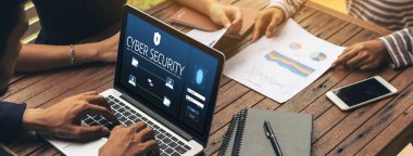 Bilgisayar ekranındaki siber güvenlik sistemi özel bilgileri bilgisayar korsanlarından ve siber saldırılardan koruyor.