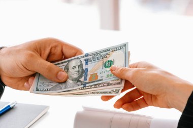 İşadamı başka bir iş adamına para gönderiyor. İşlem, ödeme, maaş ve bankacılık konsepti. uds