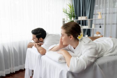Kafkas çift müşterisi stres önleyici spa masajının keyfini çıkarıyor ve lüks otel veya oteldeki gündüz açık hava ortamında güzellik teniyle eğleniyor. Sessiz.