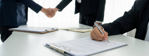 Dos Ejecutivos Negocios Dan Mano Sala Juntas Sellando Acuerdo Que — Foto de Stock