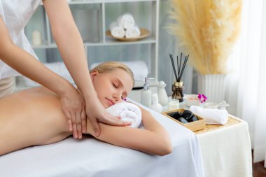 Kafkasyalı kadın müşteri stres önleyici spa masajının keyfini çıkarıyor ve lüks otel ya da oteldeki gündüz açık ortam güzellik salonunda güzellik teniyle eğleniyor. Sessiz.