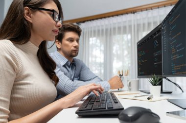 Takım becerisi geliştiricileri programı en yeni kodlama yaratıcı web sitesi planlama yazılım projesini iki bilgisayar ekranında düşünerek, ofiste tam yığın veri analizi ile karşılaştırıldığında. Varsayım.