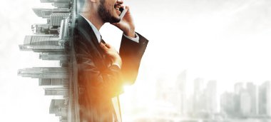 Business Communication Network Technology Concept - İş adamlarının modern şehir planında akıllı telefon ya da cep telefonu aygıtı kullanmaları. uds