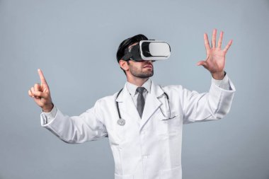 Kafkasyalı doktor ayakta dururken tıbbi verileri gösterip seçiyor. Meta-evreni veya görsel gerçeklik programını bağlamak için laboratuvar önlüğü ve sanal gerçeklik gözlüğü takan yakışıklı bir doktor. Teknoloji yeniliği. Sapma.