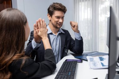 Modern ofisteki gerçek zamanlı verilerde bilgisayar ekranlarında en çok değer veren online para birimi web sitesinde hisse senedi piyasasını elde etmek için yumruk tokuşturarak el sıkışan iki tüccarda başarılı. Varsayım.