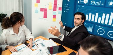 Finansal veri raporunu analiz eden çeşitli bir grup iş analisti. Mali veri analiz çizelgesi ve grafik paneli stratejik pazarlama planlama için toplantı odasında TV ekranında. Habiliment