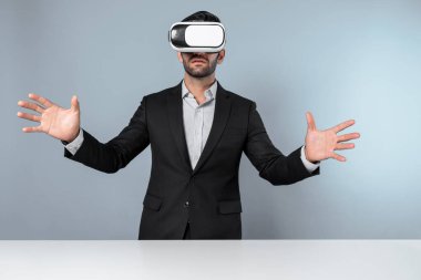 Yetenekli bir işadamı VR gözlüğü takarken finansal tabloya bakıyor. Meta evren ya da sanal gerçeklik dünyasını bağlarken profesyonel proje yöneticisi veri analizini kontrol ediyor. Yenilik. Sapma.