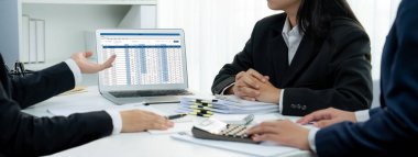 Kurumsal muhasebeci takımı, vergi iadesini hesaplamak ve en yüksek seviyeye çıkarmak ve finansal performans tabanını finansal verilere göre geliştirmek için dizüstü bilgisayar üzerinde muhasebe yazılımı kullanır. Modern iş muhasebesi. Kurnaz.