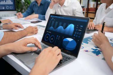 Analist ekibi, mali verileri analiz etmek için BI Fintech ekran dizüstünü kullanıyor. İş adamları BI yazılım teknolojisi torpido gücünün ticari pazarlama planlamasında kullanılacak gücü analiz ediyor. Tedbirli