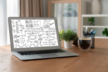 Bilgisayar ekranında bilim ve eğitim kavramını gösteren matematiksel denklemler ve modem formülü