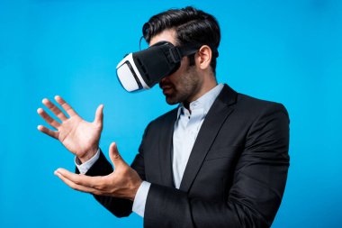 Takım elbiseli zeki bir iş adamı metaevreni bağlamak için sanal gerçeklik gözlüğü takıyor. Profesyonel proje yöneticisi görsel gerçeklik kulaklığı kullanarak holograma bakıyor. Teknoloji yeniliği. Sapma.
