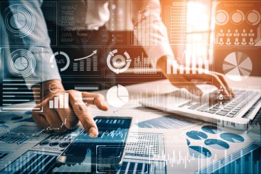 İş Mali Analitik Konsepti için Büyük Veri Teknolojisi. Modern arayüz ekranda iş satış raporları, kâr tablosu ve borsa eğilimleri analizleri hakkında muazzam bilgiler gösteriyor. uds